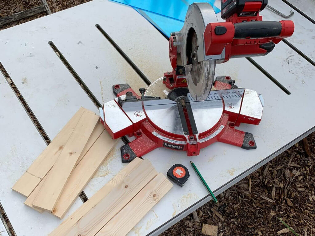 The mitre saw being used.