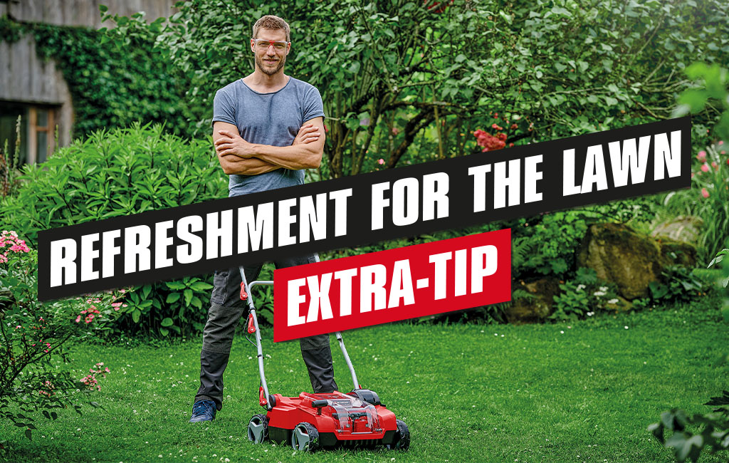 A man standing next do a cordless scarifier and aerator in a garden. The text in de picture says: Refreshment for the lawn - Extra Tip.